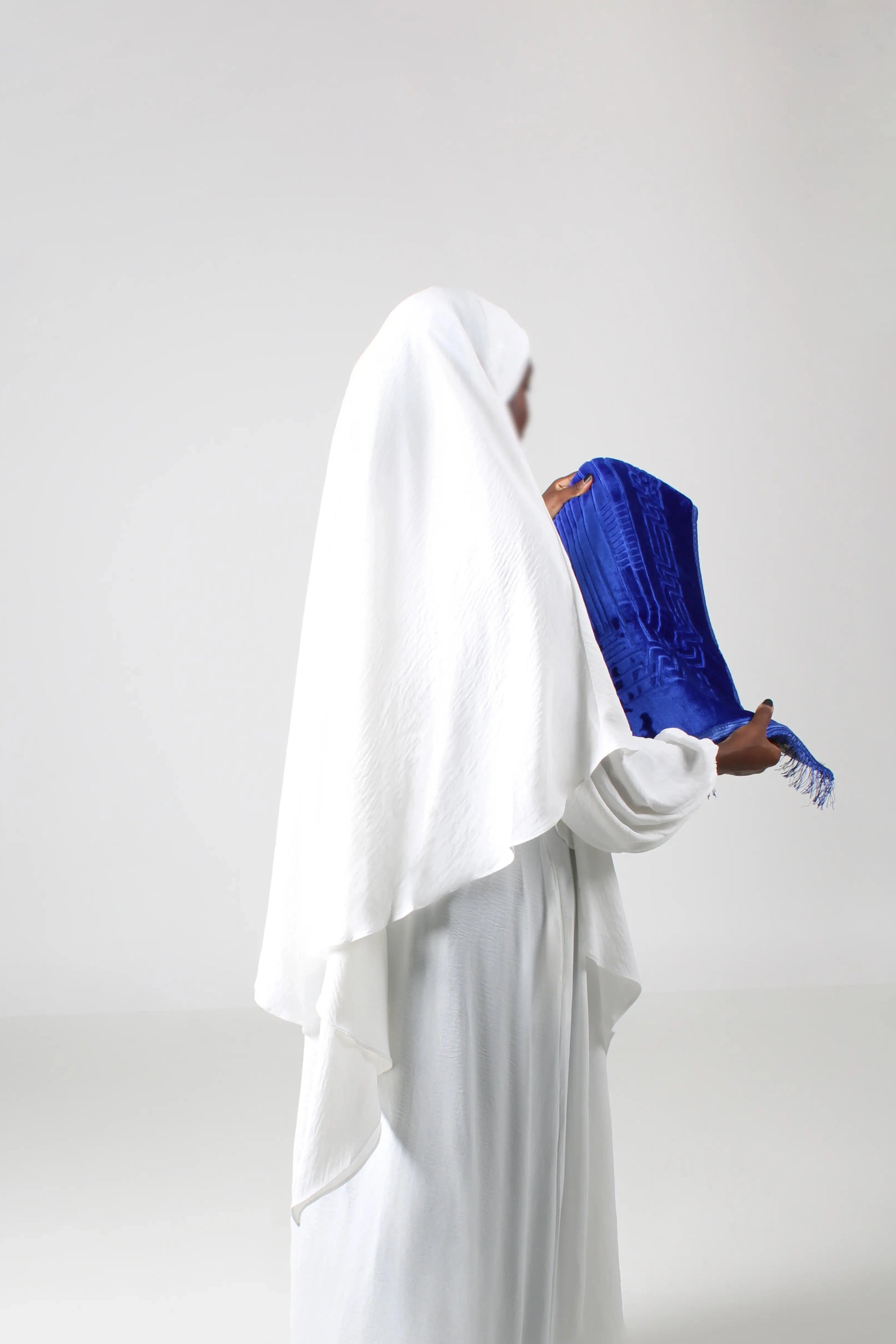Muslimsk-kvinne-blått-bønneteppe-umrah-klær-qamar.no