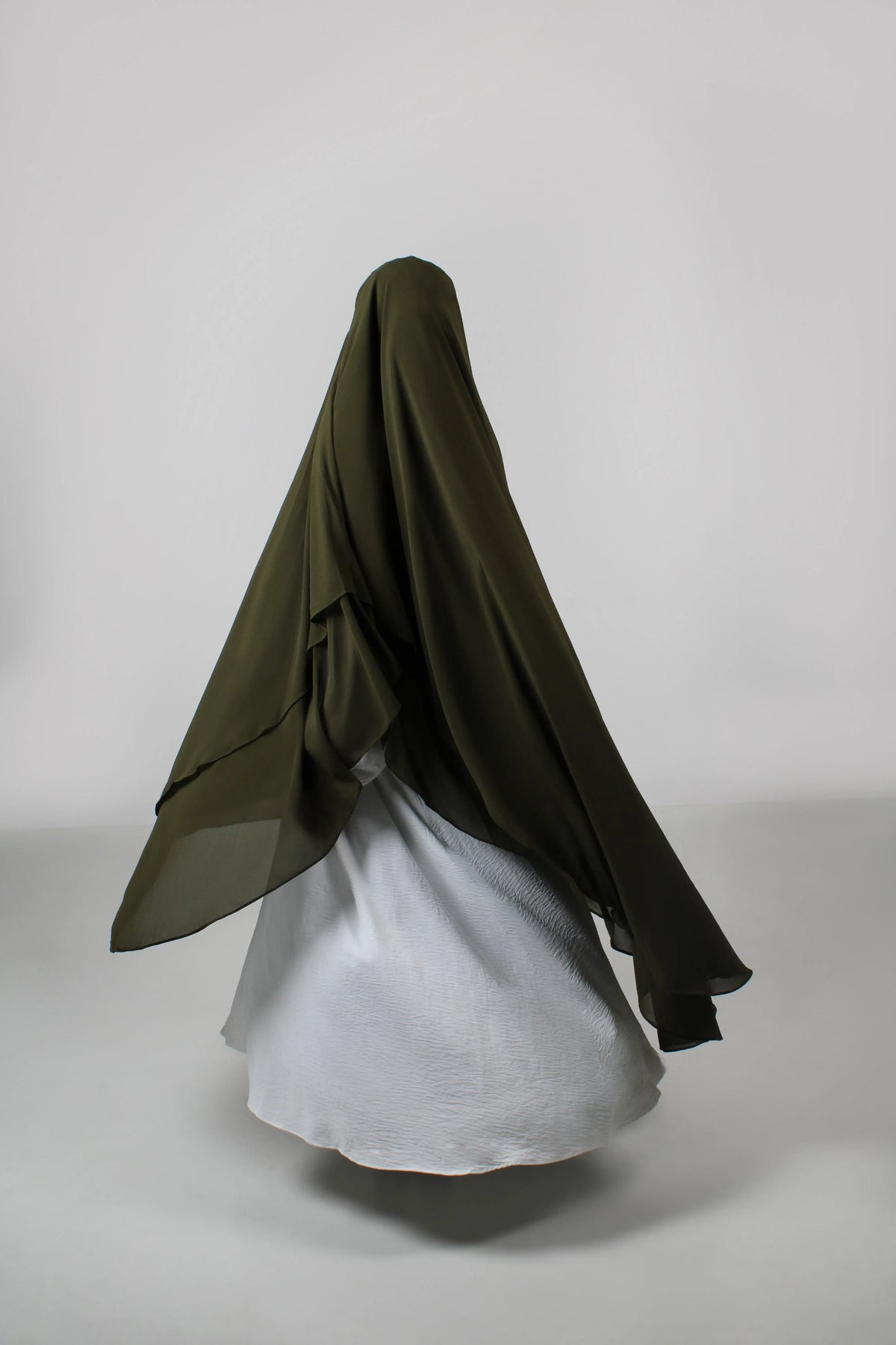 Grønn khimar fra Qamar i flytende chiffon, sett bakfra