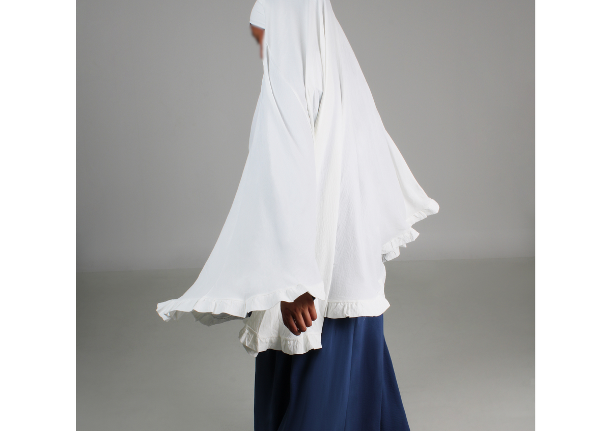 kvinne i hvit khimar og blå abaya